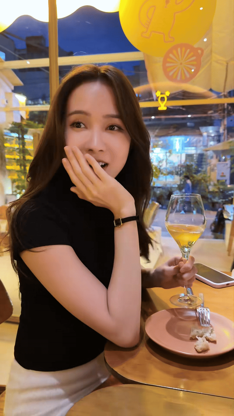 Vật nhỏ tr&ecirc;n tay Thiều Bảo Tr&acirc;m được d&acirc;n mạng truy l&ugrave;ng- Ảnh 1.