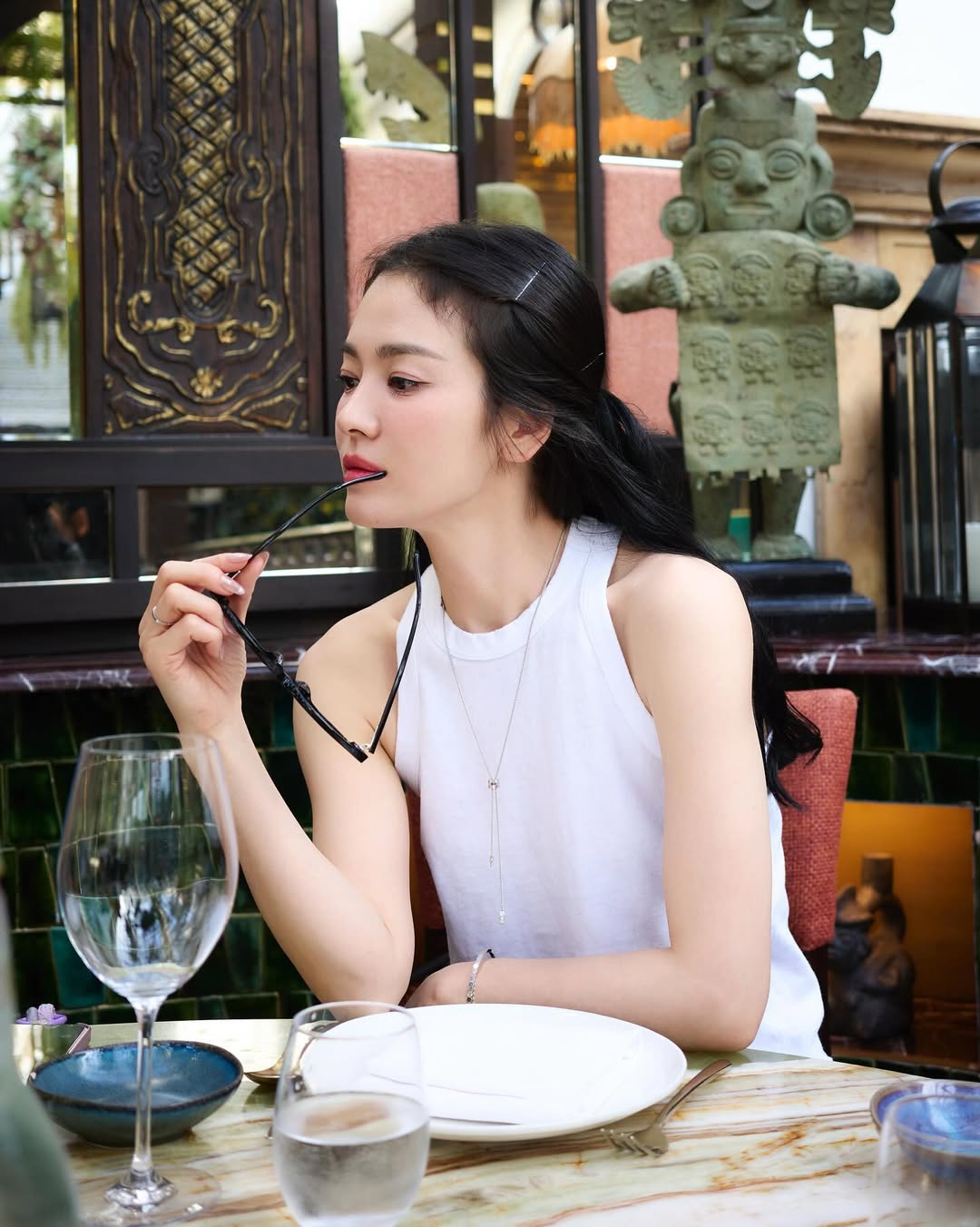 Ngoại lệ showbiz: Mỹ nh&acirc;n U50 vẫn đẹp đi&ecirc;n cuồng, tượng đ&agrave;i nhan sắc với l&agrave;n da thuỷ tinh kh&ocirc;ng ai lật đổ nổi- Ảnh 4.