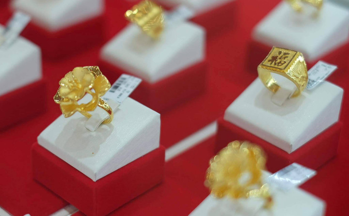 Gi&aacute; v&agrave;ng h&ocirc;m nay 28/1: Sắp đạt 5.200 USD/ounce, lập đỉnh lịch sử mới- Ảnh 1.