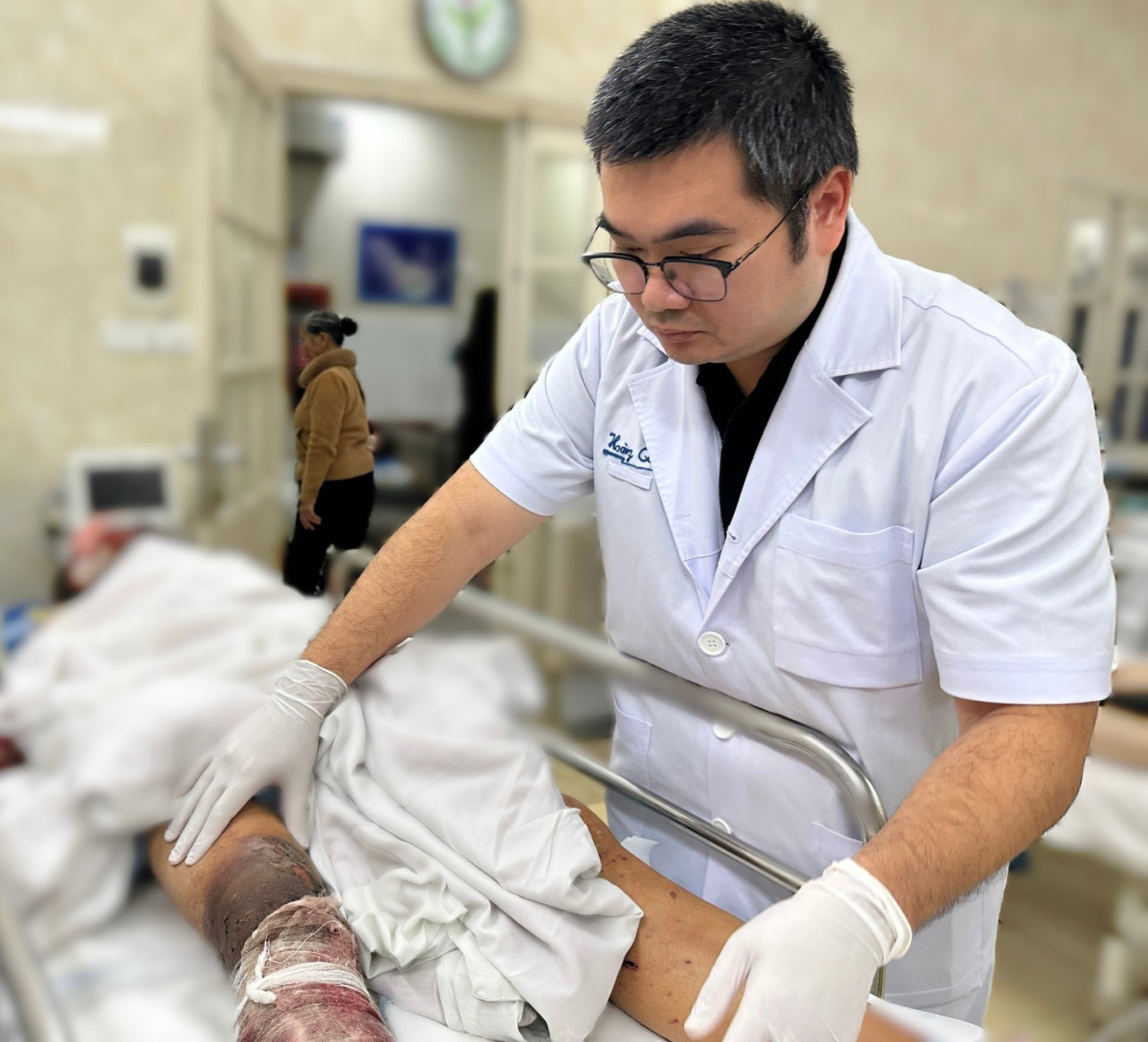 B&eacute; trai 13 tuổi nguy cơ m&ugrave; vĩnh viễn v&igrave; chơi ph&aacute;o mua tr&ecirc;n mạng- Ảnh 2.