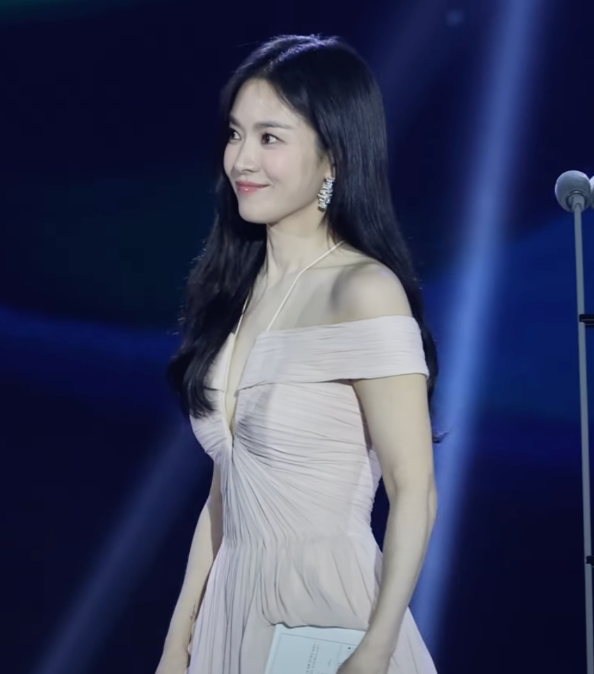 Ngoại lệ showbiz: Mỹ nh&acirc;n U50 vẫn đẹp đi&ecirc;n cuồng, tượng đ&agrave;i nhan sắc với l&agrave;n da thuỷ tinh kh&ocirc;ng ai lật đổ nổi- Ảnh 2.