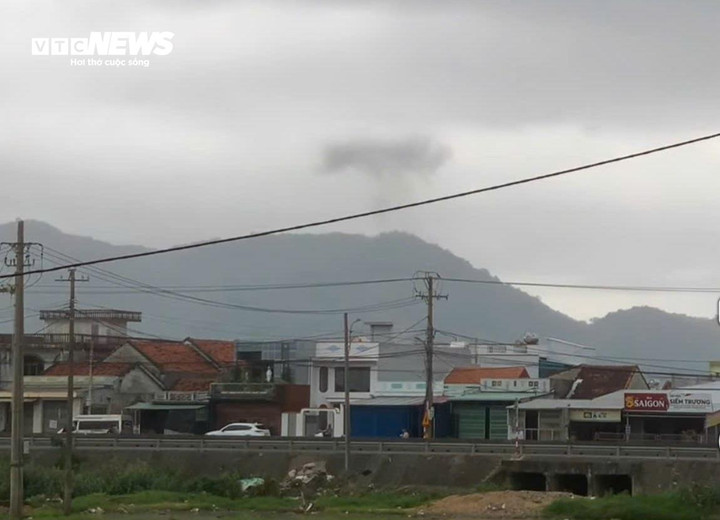 Rơi m&aacute;y bay qu&acirc;n sự ở Đắk Lắk, phi c&ocirc;ng kịp thời nhảy d&ugrave; tho&aacute;t nạn- Ảnh 1.