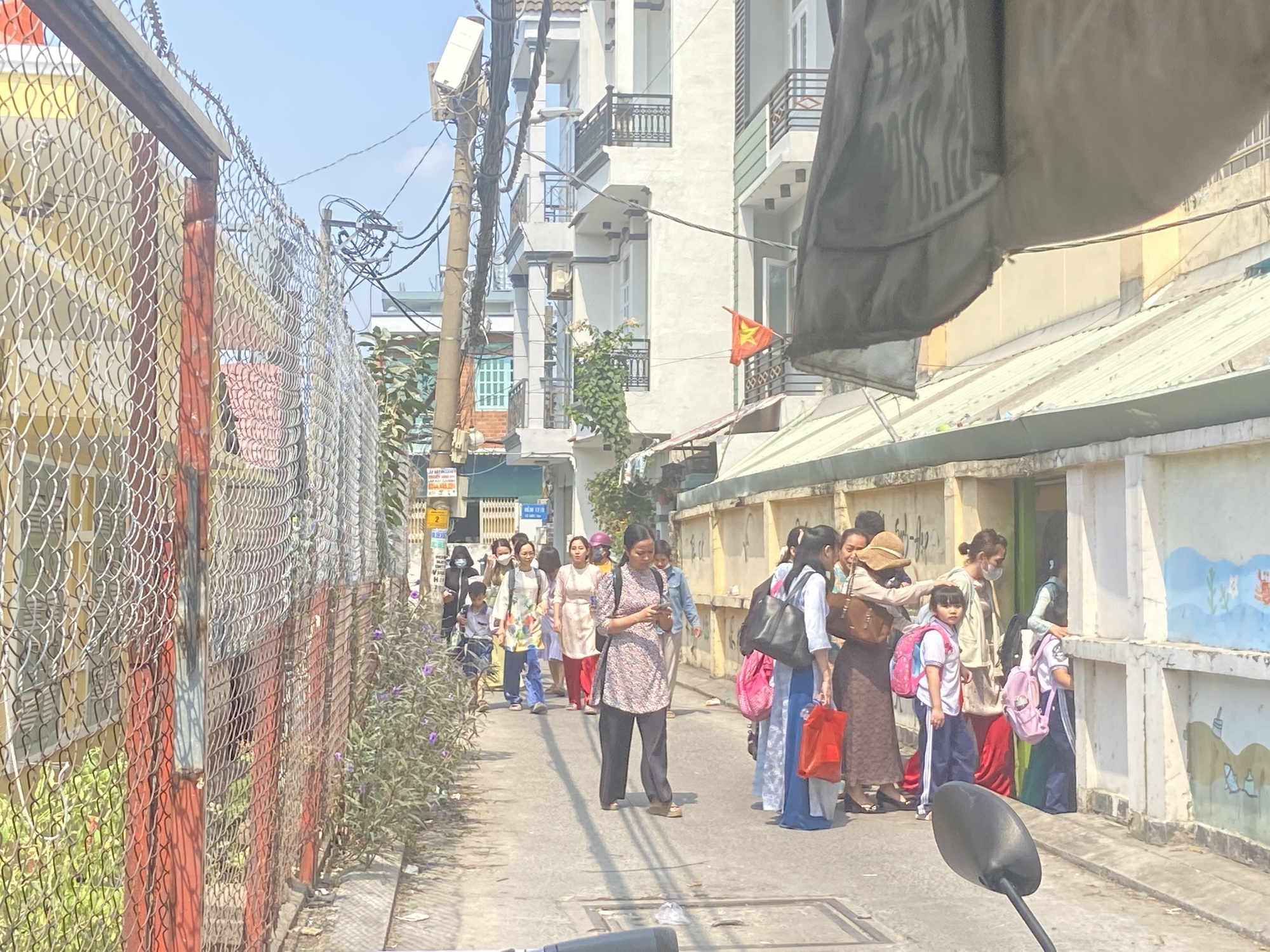 Xe bồn chở xăng bốc cháy ở TP.HCM khiến 700 nhà dân mất điện, nhân chứng hoảng loạn: “Ra là không thấy gì hết, chỉ biết đâm đầu chạy”- Ảnh 3. Xe bồn chở xăng bốc cháy ở TP.HCM khiến 700 nhà dân mất điện, nhân chứng hoảng loạn: “Ra là không thấy gì hết, chỉ biết đâm đầu chạy”- Ảnh 3.