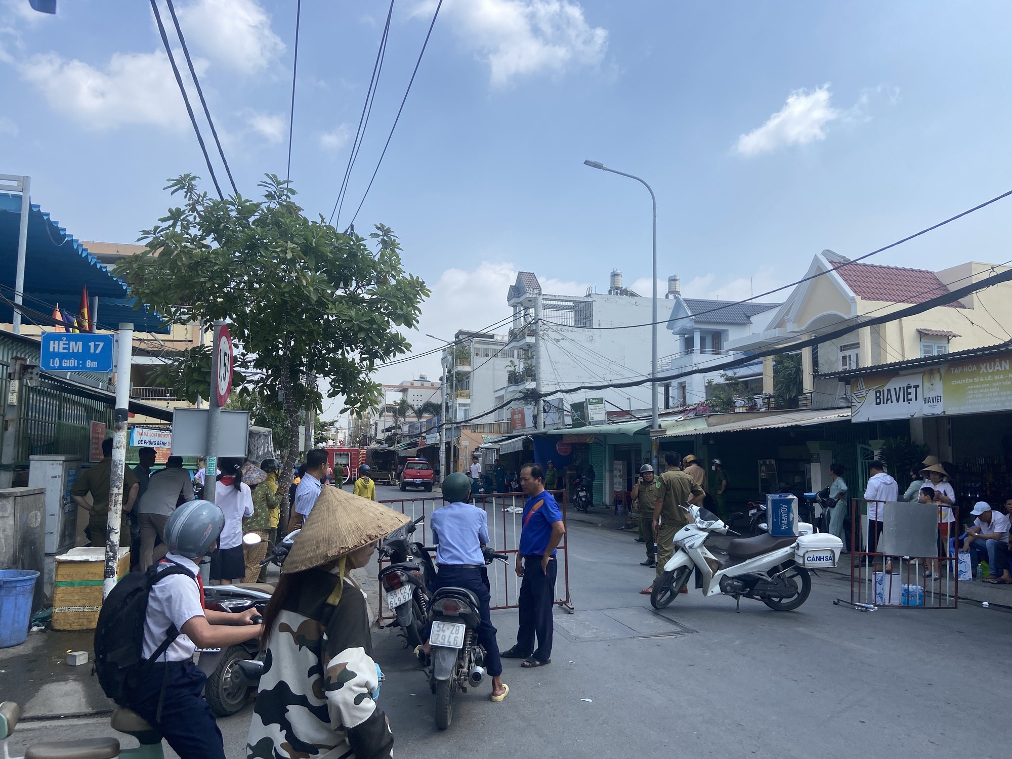 Xe bồn chở xăng bốc cháy ở TP.HCM khiến 700 nhà dân mất điện, nhân chứng hoảng loạn: “Ra là không thấy gì hết, chỉ biết đâm đầu chạy”- Ảnh 2. Xe bồn chở xăng bốc cháy ở TP.HCM khiến 700 nhà dân mất điện, nhân chứng hoảng loạn: “Ra là không thấy gì hết, chỉ biết đâm đầu chạy”- Ảnh 2.