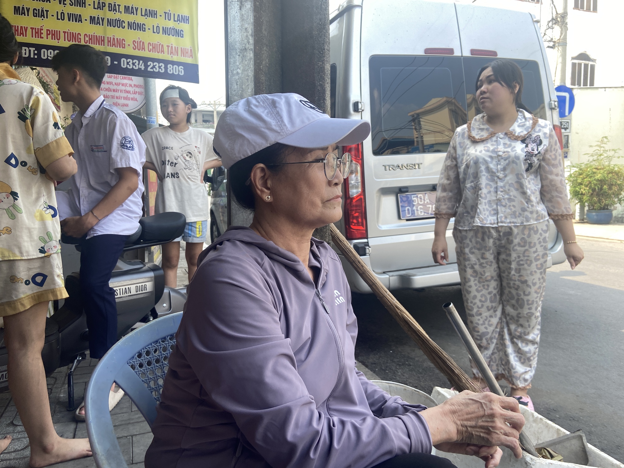 Xe bồn chở xăng bốc cháy ở TP.HCM khiến 700 nhà dân mất điện, nhân chứng hoảng loạn: “Ra là không thấy gì hết, chỉ biết đâm đầu chạy”- Ảnh 1. Xe bồn chở xăng bốc cháy ở TP.HCM khiến 700 nhà dân mất điện, nhân chứng hoảng loạn: “Ra là không thấy gì hết, chỉ biết đâm đầu chạy”- Ảnh 1.