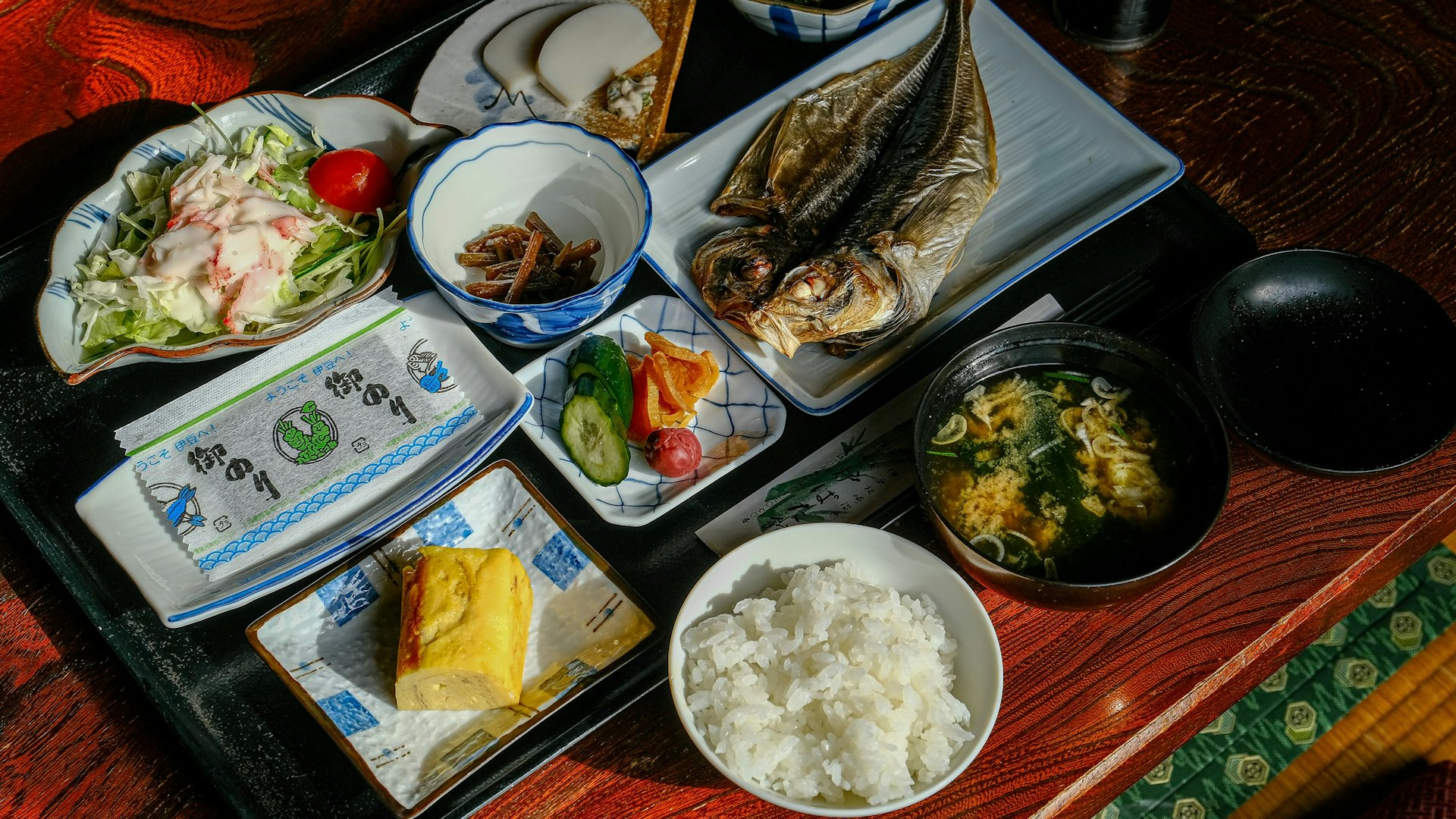 Người Nhật ăn cơm trắng mỗi ng&agrave;y vẫn kh&ocirc;ng b&eacute;o? Chuy&ecirc;n gia h&eacute; lộ 3 b&iacute; quyết gi&uacute;p giữ d&aacute;ng, bảo vệ mạch m&aacute;u, giảm nguy cơ đột quỵ- Ảnh 1.