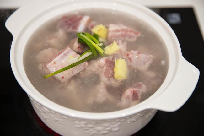 Muốn có món sườn ngon cho Tết này: Đầu bếp giàu kinh nghiệm chỉ cho bạn thao tác quan trọng nhất cần làm trước khi nấu- Ảnh 10.