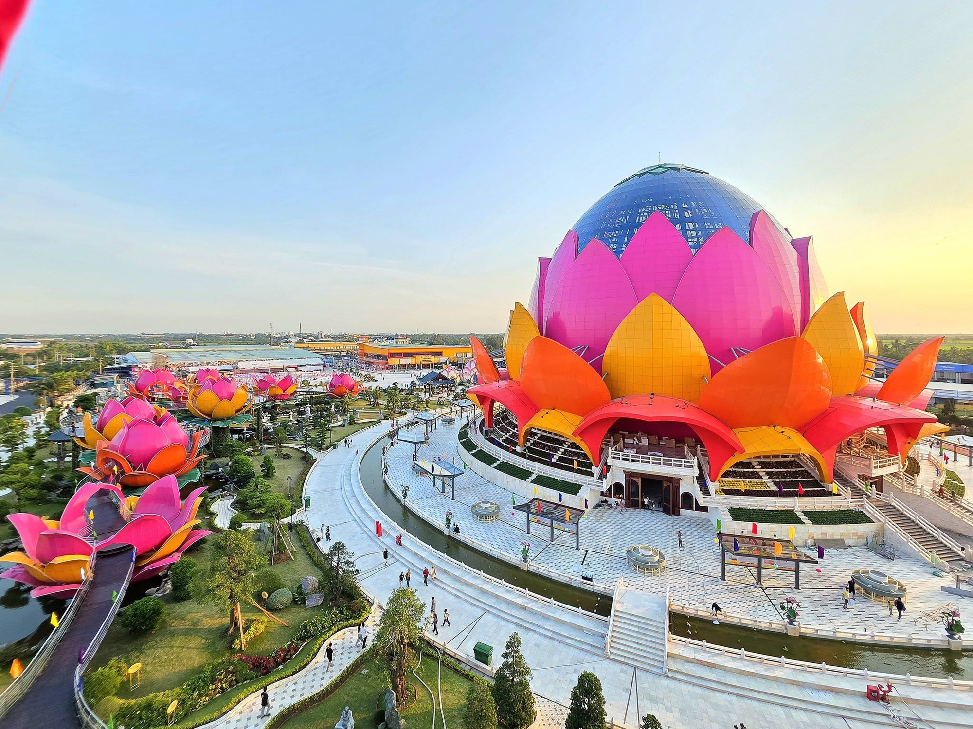 Một doanh nghiệp b&aacute;nh p&iacute;a x&acirc;y li&ecirc;n hoa bảo th&aacute;p 3 tầng ở Cần Thơ- Ảnh 1.