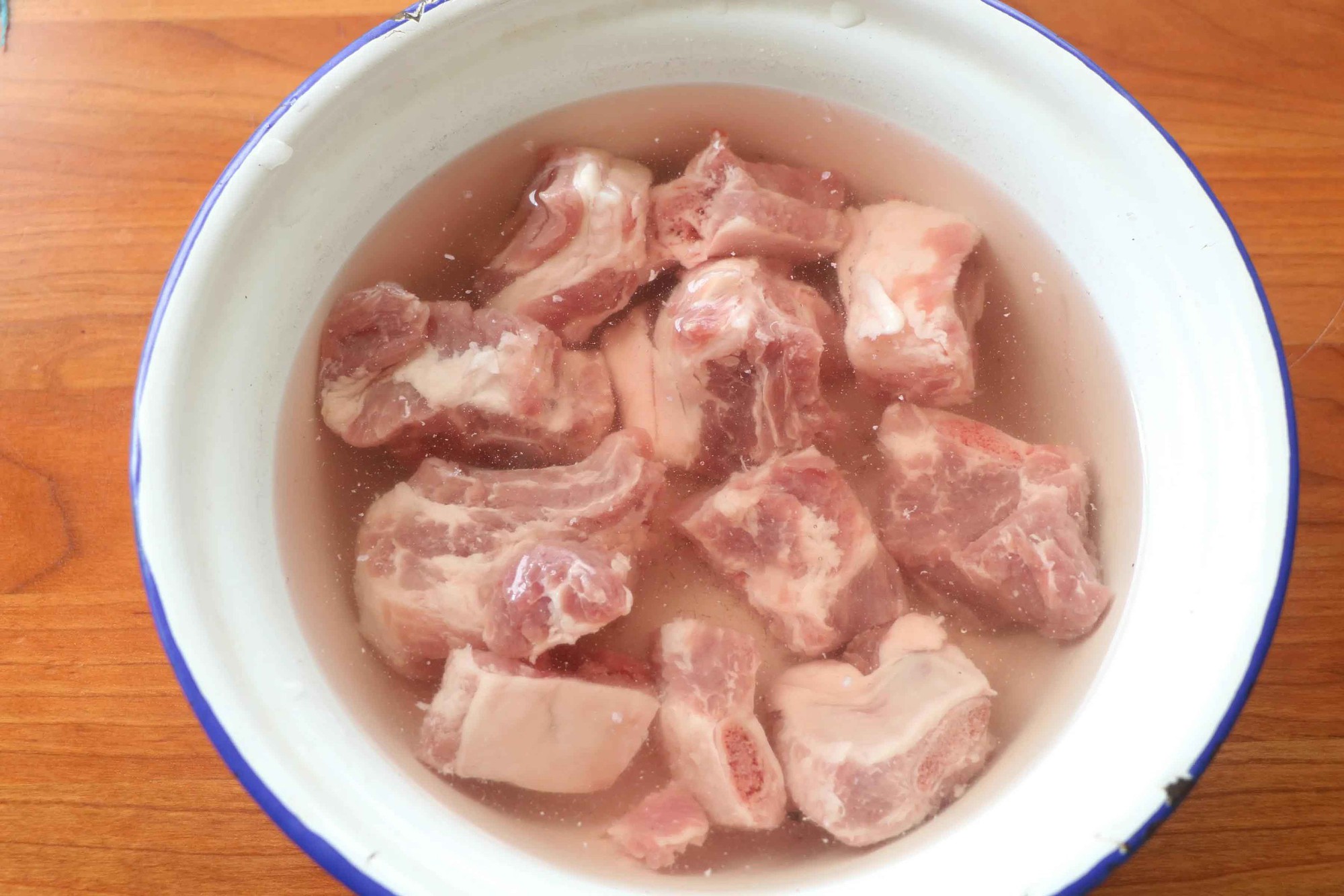 Muốn có món sườn ngon cho Tết này: Đầu bếp giàu kinh nghiệm chỉ cho bạn thao tác quan trọng nhất cần làm trước khi nấu- Ảnh 2.