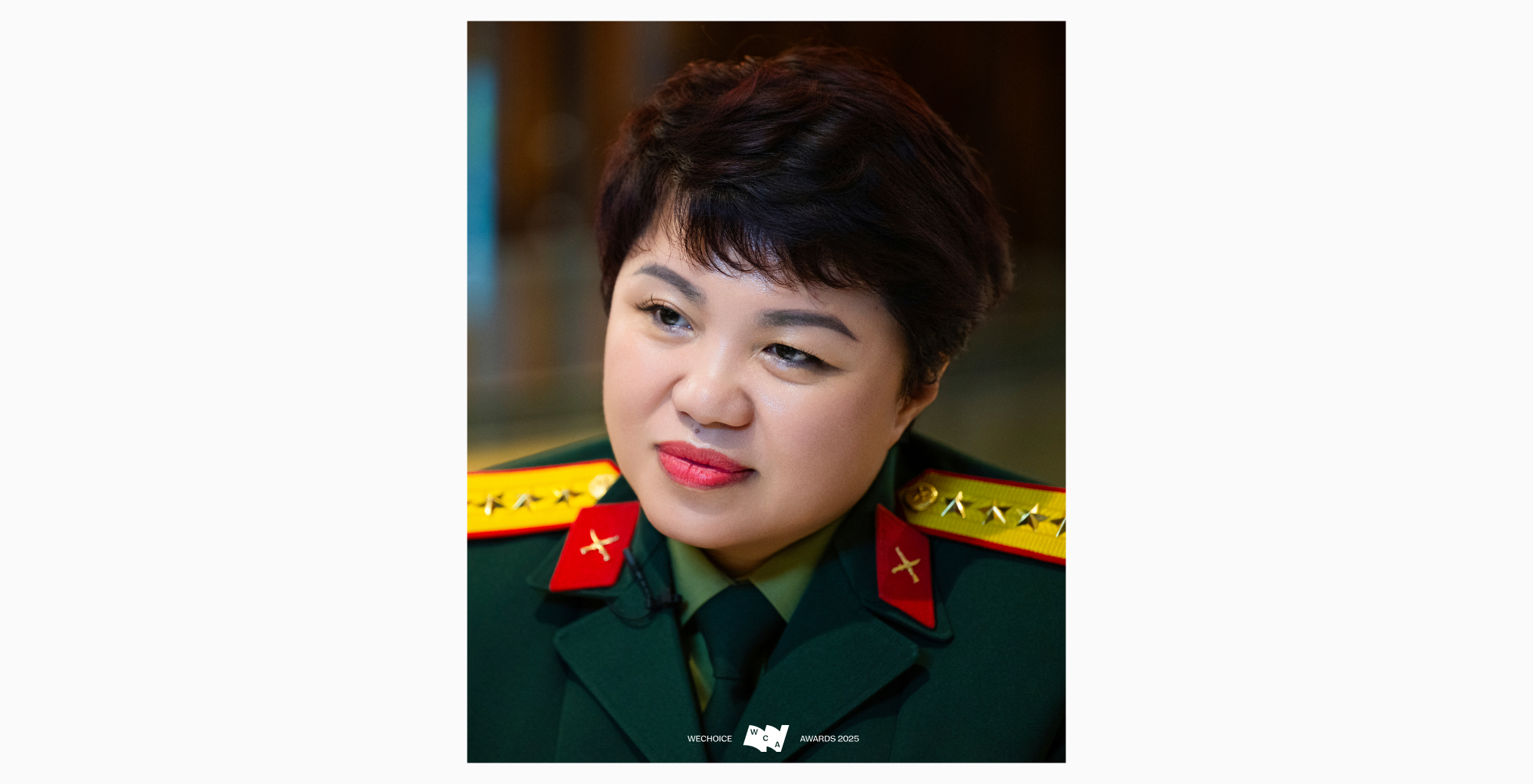 Mưa Đỏ giống như một chiến dịch - nơi mỗi cảnh quay là một nhiệm vụ, mỗi quyết định đều mang ý nghĩa tri ân- Ảnh 10. Mưa Đỏ giống như một chiến dịch - nơi mỗi cảnh quay là một nhiệm vụ, mỗi quyết định đều mang ý nghĩa tri ân- Ảnh 10.