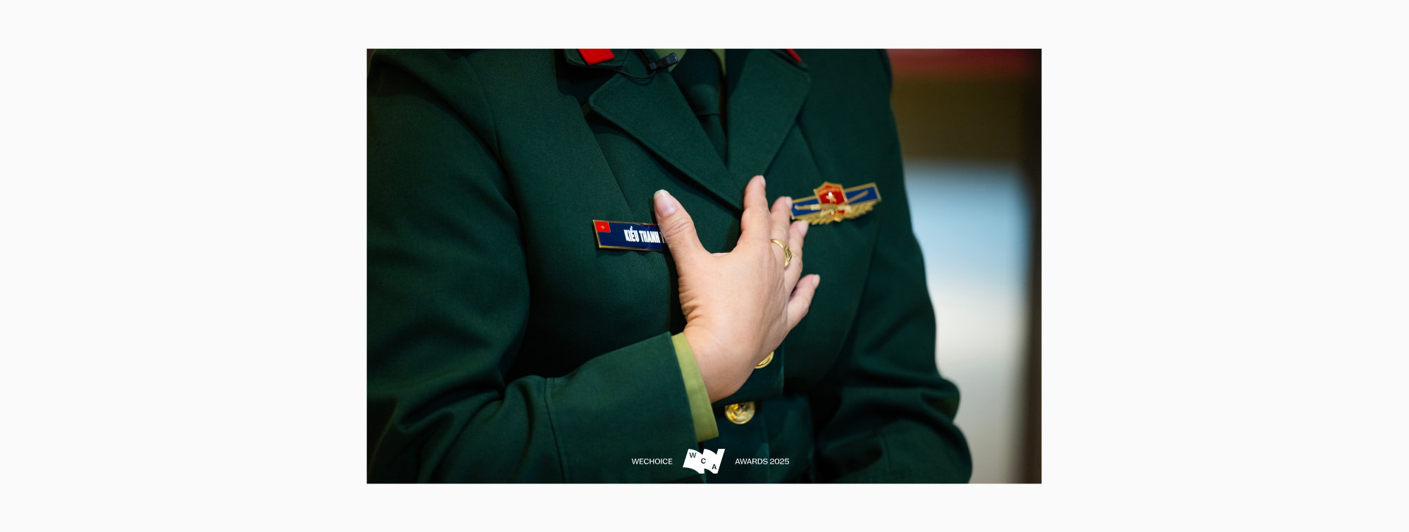 Mưa Đỏ giống như một chiến dịch - nơi mỗi cảnh quay là một nhiệm vụ, mỗi quyết định đều mang ý nghĩa tri ân- Ảnh 23. Mưa Đỏ giống như một chiến dịch - nơi mỗi cảnh quay là một nhiệm vụ, mỗi quyết định đều mang ý nghĩa tri ân- Ảnh 23.