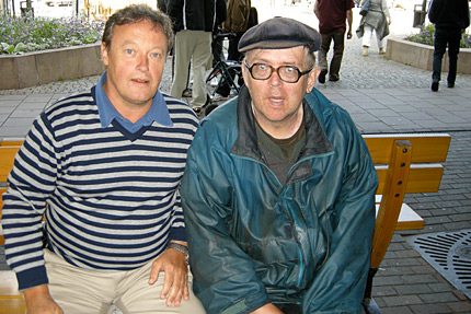 Phát hiện người đàn ông SN 1948 thu gom phế liệu nhưng sở hữu két sắt chứa 124 kg vàng, danh mục cổ phiếu hơn 25 tỷ đồng và 143 triệu đồng trong tài khoản ngân hàng- Ảnh 1. Phát hiện người đàn ông SN 1948 thu gom phế liệu nhưng sở hữu két sắt chứa 124 kg vàng, danh mục cổ phiếu hơn 25 tỷ đồng và 143 triệu đồng trong tài khoản ngân hàng- Ảnh 1.