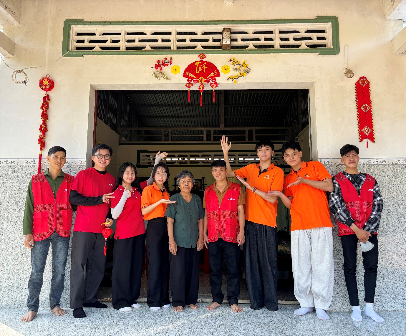 M&ugrave;a xu&acirc;n tr&ecirc;n những chuyến xe, chở tấm l&ograve;ng sẻ chia của tuổi trẻ- Ảnh 2.