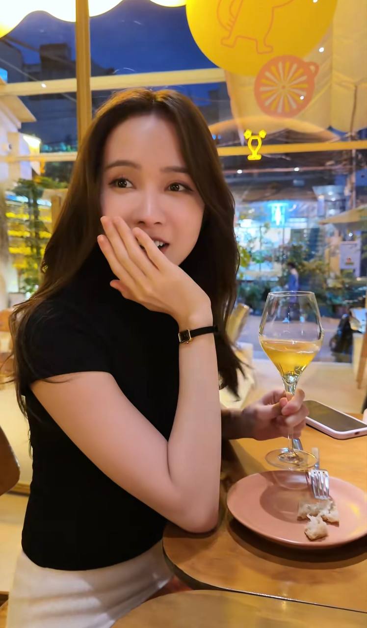 Vật nhỏ tr&ecirc;n tay Thiều Bảo Tr&acirc;m được d&acirc;n mạng truy l&ugrave;ng- Ảnh 5.