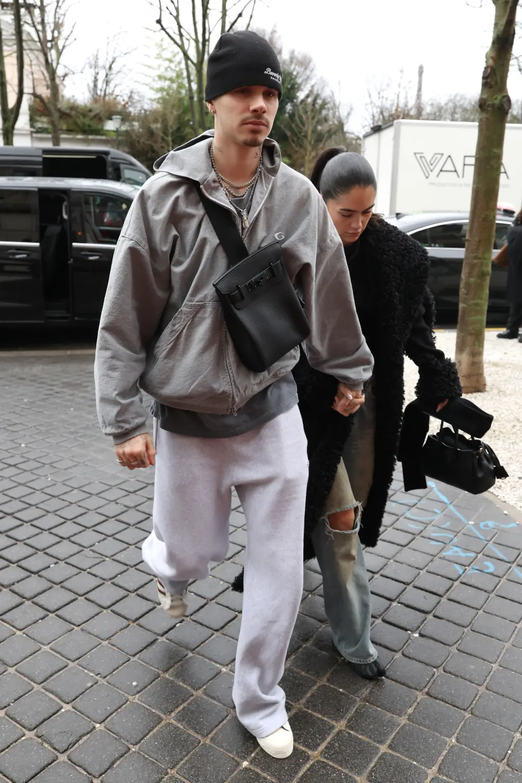 T&uacute;i Herm&egrave;s với nh&agrave; Beckham chỉ l&agrave; bao tải đựng đồ, nh&igrave;n cảnh gia đ&igrave;nh khệ nệ đi du lịch m&agrave; cho&aacute;ng!- Ảnh 4.