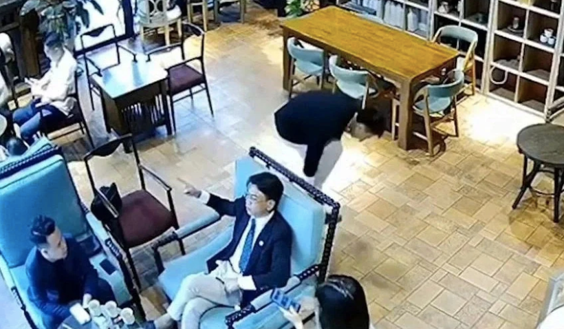 &ldquo;Tổng t&agrave;i&rdquo; kh&ocirc;ng thừa nhận ra lệnh đ&aacute;nh nh&acirc;n vi&ecirc;n qu&aacute;n c&agrave; ph&ecirc;- Ảnh 2.