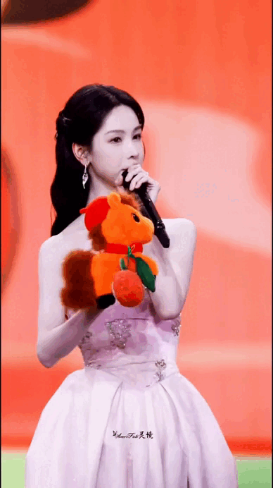 Cả showbiz chỉ c&oacute; 1 mỹ nh&acirc;n &ldquo;th&acirc;n nữ nhi, kh&iacute; chất qu&acirc;n tử&rdquo;: G&acirc;y sốt khi lăng x&ecirc; local brand Việt trước thế giới- Ảnh 1.