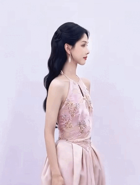 Cả showbiz chỉ c&oacute; 1 mỹ nh&acirc;n &ldquo;th&acirc;n nữ nhi, kh&iacute; chất qu&acirc;n tử&rdquo;: G&acirc;y sốt khi lăng x&ecirc; local brand Việt trước thế giới- Ảnh 2.