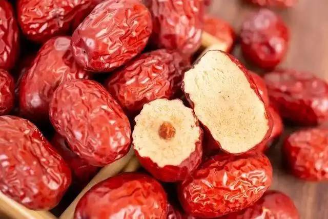 Một lần nữa t&aacute;o đỏ lại g&acirc;y ch&uacute; &yacute;: B&aacute;c sĩ chỉ ra 5 lợi &iacute;ch sức khỏe r&otilde; rệt khi ăn thường xuy&ecirc;n- Ảnh 1.