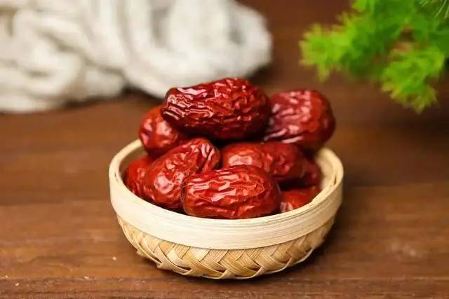 Một lần nữa t&aacute;o đỏ lại g&acirc;y ch&uacute; &yacute;: B&aacute;c sĩ chỉ ra 5 lợi &iacute;ch sức khỏe r&otilde; rệt khi ăn thường xuy&ecirc;n- Ảnh 2.