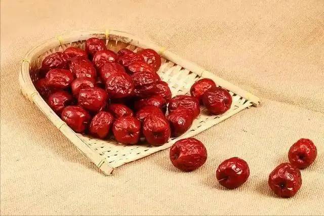 Một lần nữa t&aacute;o đỏ lại g&acirc;y ch&uacute; &yacute;: B&aacute;c sĩ chỉ ra 5 lợi &iacute;ch sức khỏe r&otilde; rệt khi ăn thường xuy&ecirc;n- Ảnh 3.