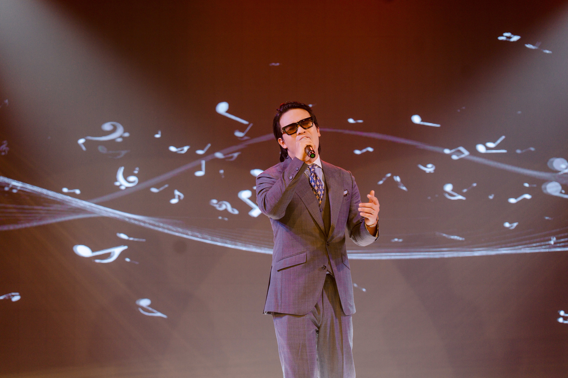 Vbiz c&oacute; nam nhạc sĩ l&agrave; gi&aacute;m đốc &acirc;m nhạc của loạt show quốc gia, h&aacute;t 1 b&agrave;i ai cũng biết nhưng mặt th&igrave; kh&ocirc;ng nhớ nổi- Ảnh 3.