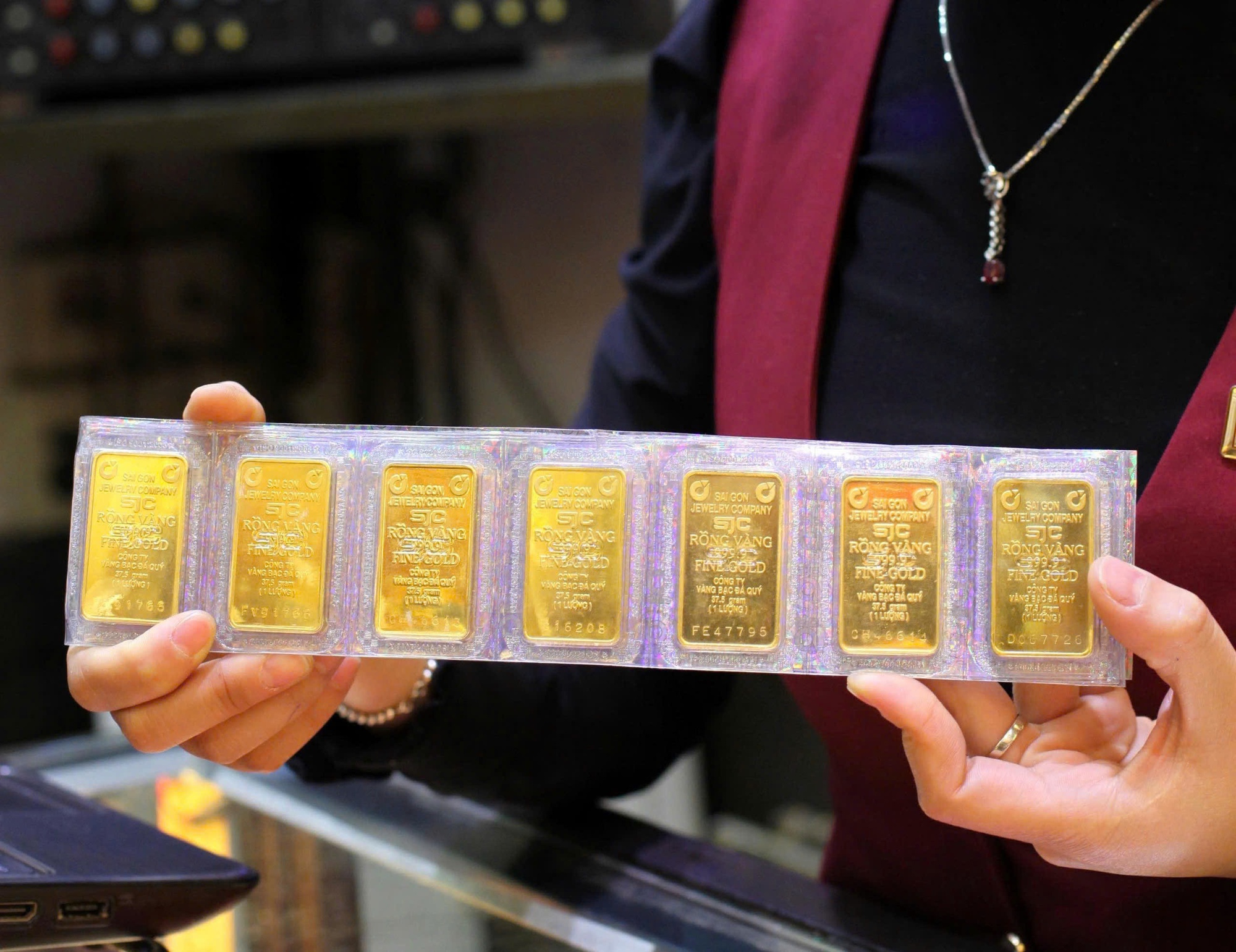 Tịch thu vàng miếng giao dịch không giấy phép từ 9-2: Hiểu thế nào cho đúng?- Ảnh 1. Tịch thu vàng miếng giao dịch không giấy phép từ 9-2: Hiểu thế nào cho đúng?- Ảnh 1.