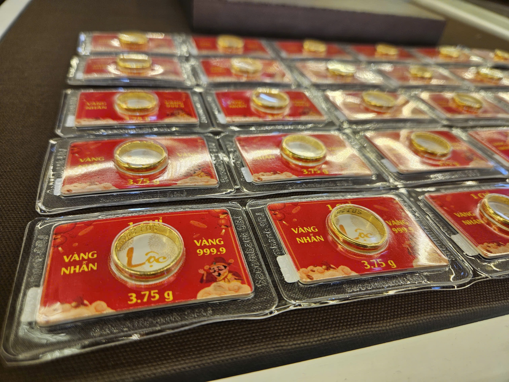 Tối 28-1, gi&aacute; v&agrave;ng miếng SJC vượt mốc 184 triệu đồng/lượng- Ảnh 1.