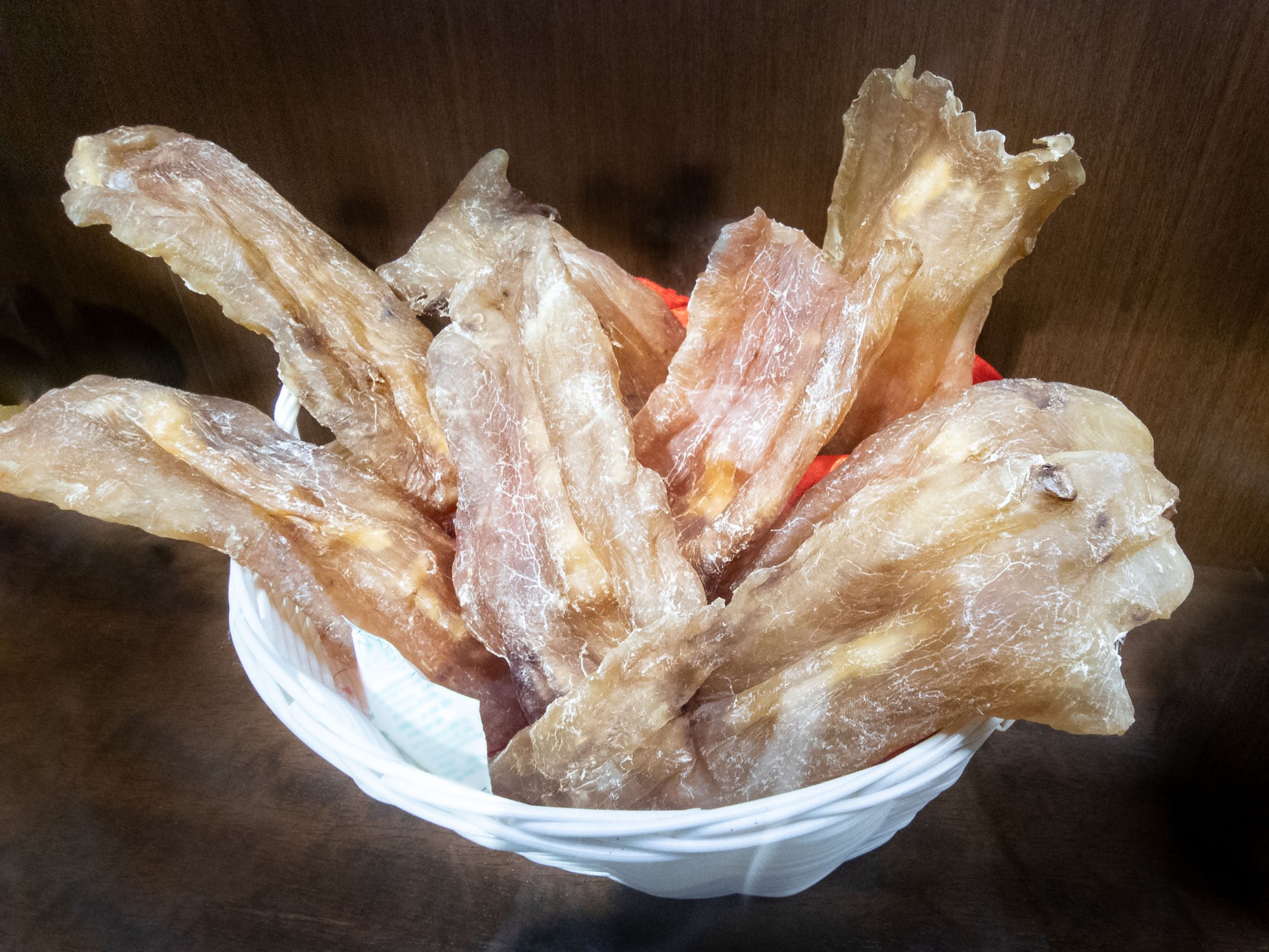 Mở th&ugrave;ng gạo phủ bụi, người đ&agrave;n &ocirc;ng ph&aacute;t hiện vật thể kh&ocirc; bị l&atilde;ng qu&ecirc;n 50 năm, gi&aacute; trị ngang căn biệt thự- Ảnh 3.