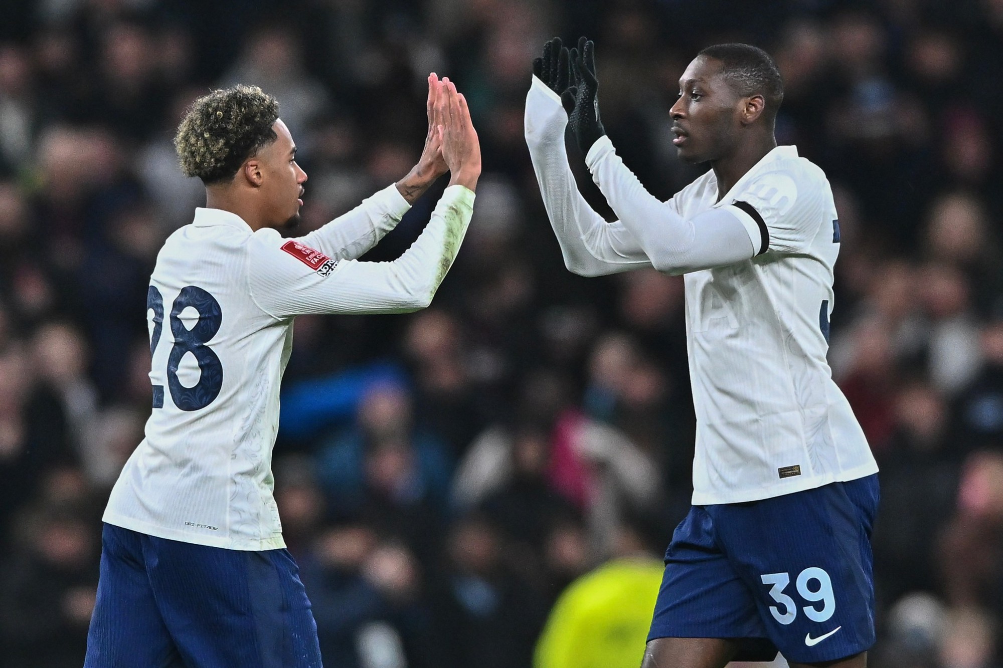 Cầu thủ nổi tiếng gặp tai nạn xe hơi, chiếc Ferrari bị vỡ nát gây choáng- Ảnh 3. Cầu thủ nổi tiếng gặp tai nạn xe hơi, chiếc Ferrari bị vỡ nát gây choáng- Ảnh 3.