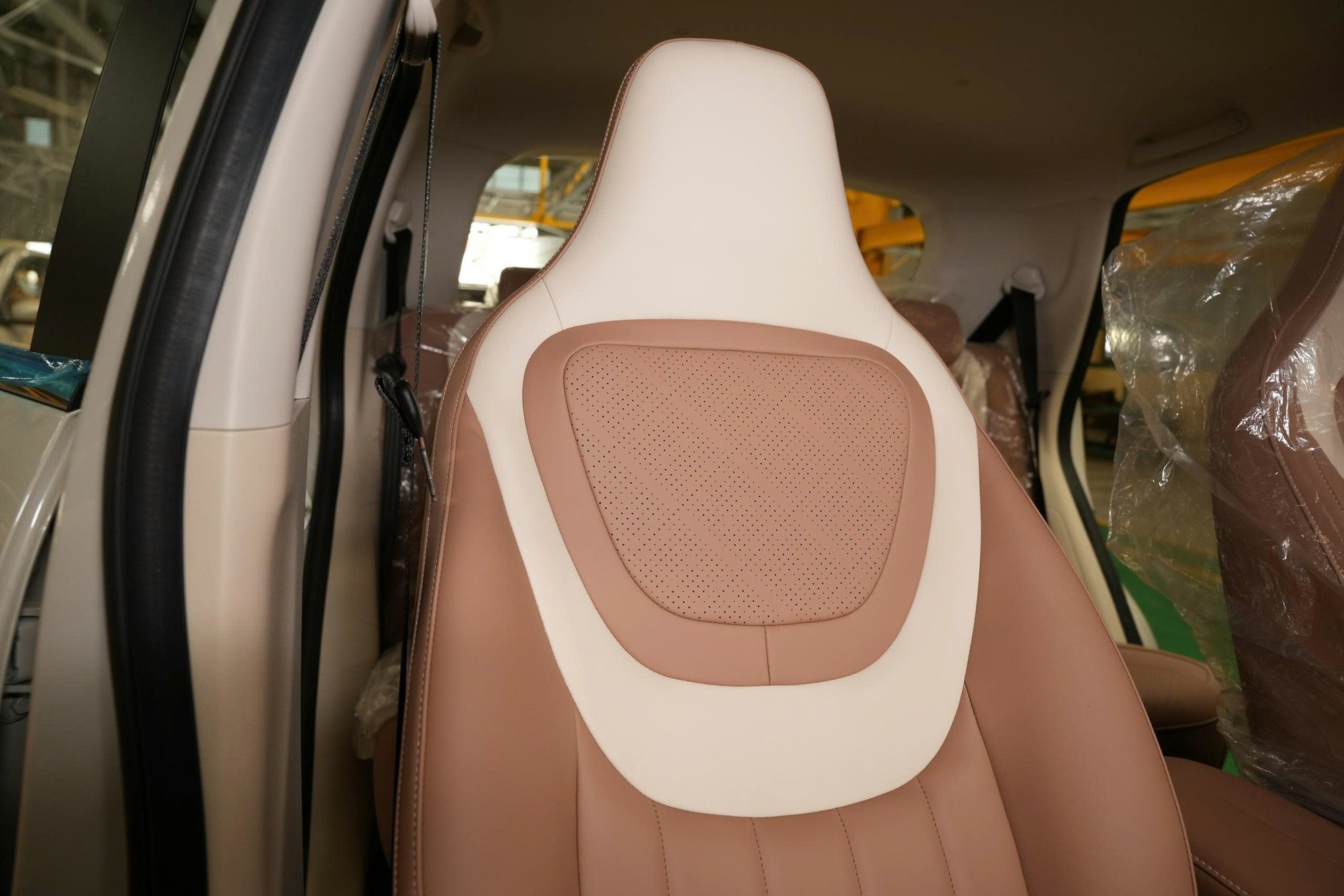 Ảnh thực tế Wuling Bingo 2026 tại Việt Nam: Gi&aacute; dự kiến từ 399 triệu đồng, cần số như Mercedes, camera 360, đổi cổng sạc từng g&acirc;y tranh c&atilde;i- Ảnh 5.