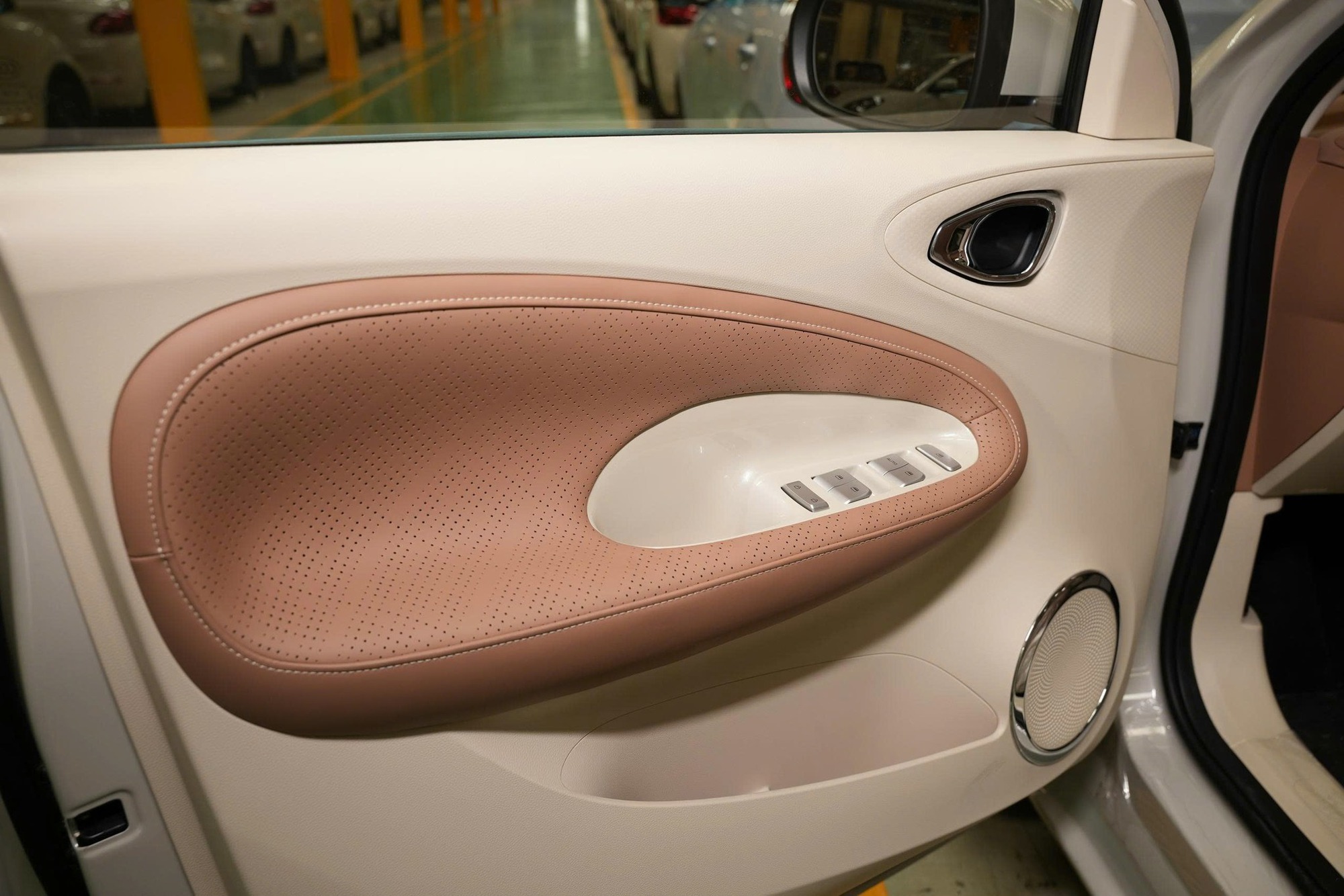 Ảnh thực tế Wuling Bingo 2026 tại Việt Nam: Gi&aacute; dự kiến từ 399 triệu đồng, cần số như Mercedes, camera 360, đổi cổng sạc từng g&acirc;y tranh c&atilde;i- Ảnh 6.