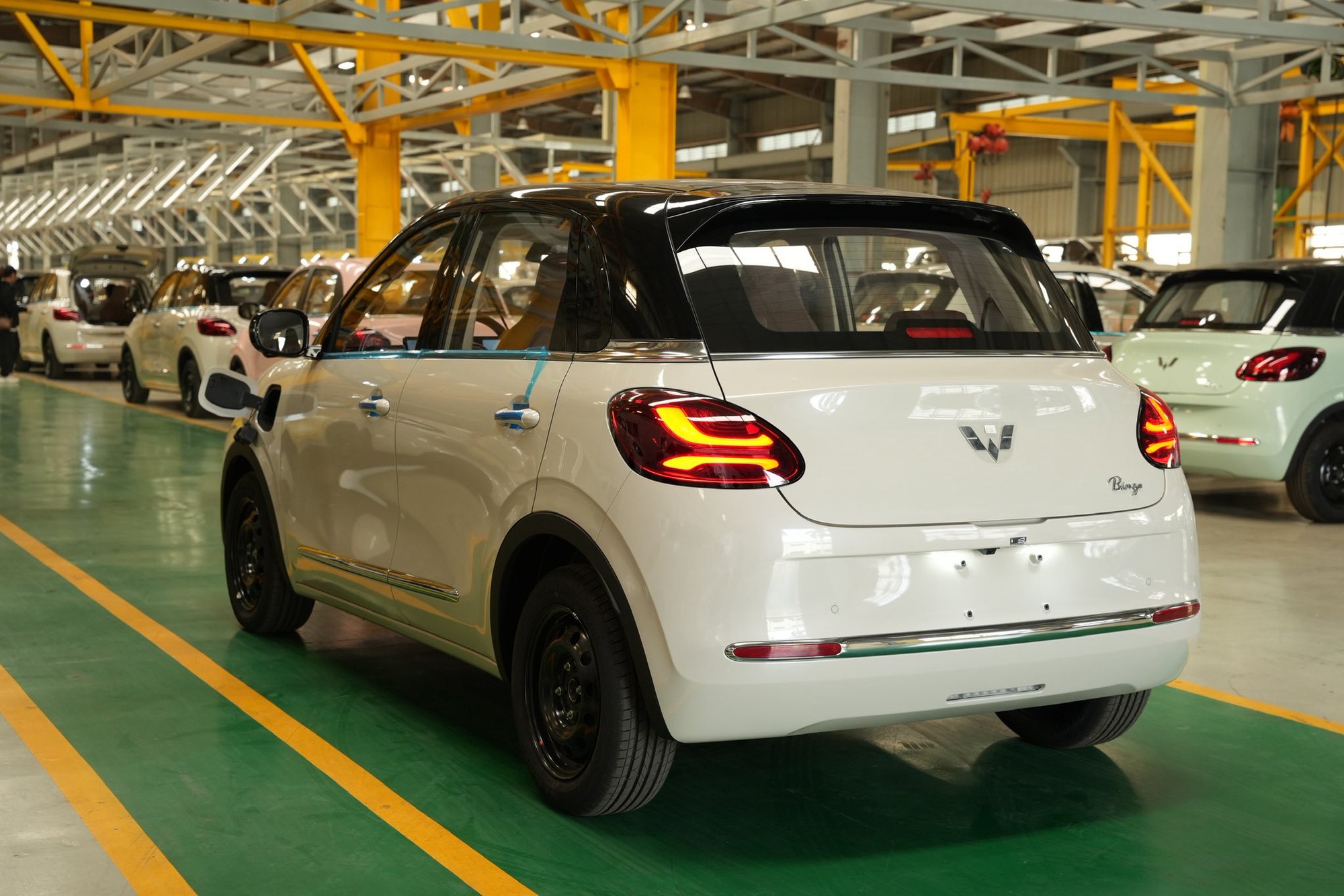 Ảnh thực tế Wuling Bingo 2026 tại Việt Nam: Gi&aacute; dự kiến từ 399 triệu đồng, cần số như Mercedes, camera 360, đổi cổng sạc từng g&acirc;y tranh c&atilde;i- Ảnh 12.