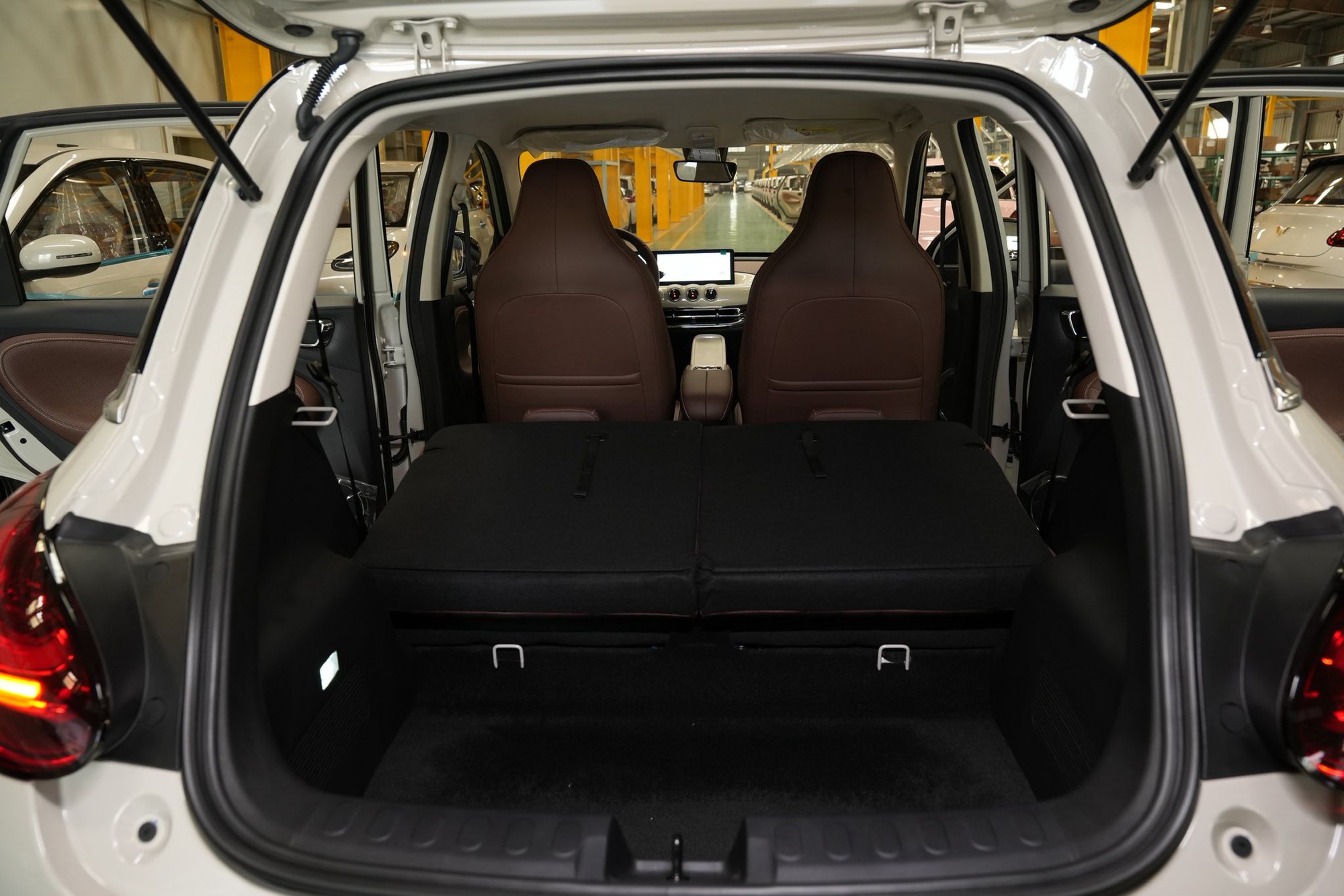 Ảnh thực tế Wuling Bingo 2026 tại Việt Nam: Gi&aacute; dự kiến từ 399 triệu đồng, cần số như Mercedes, camera 360, đổi cổng sạc từng g&acirc;y tranh c&atilde;i- Ảnh 9.