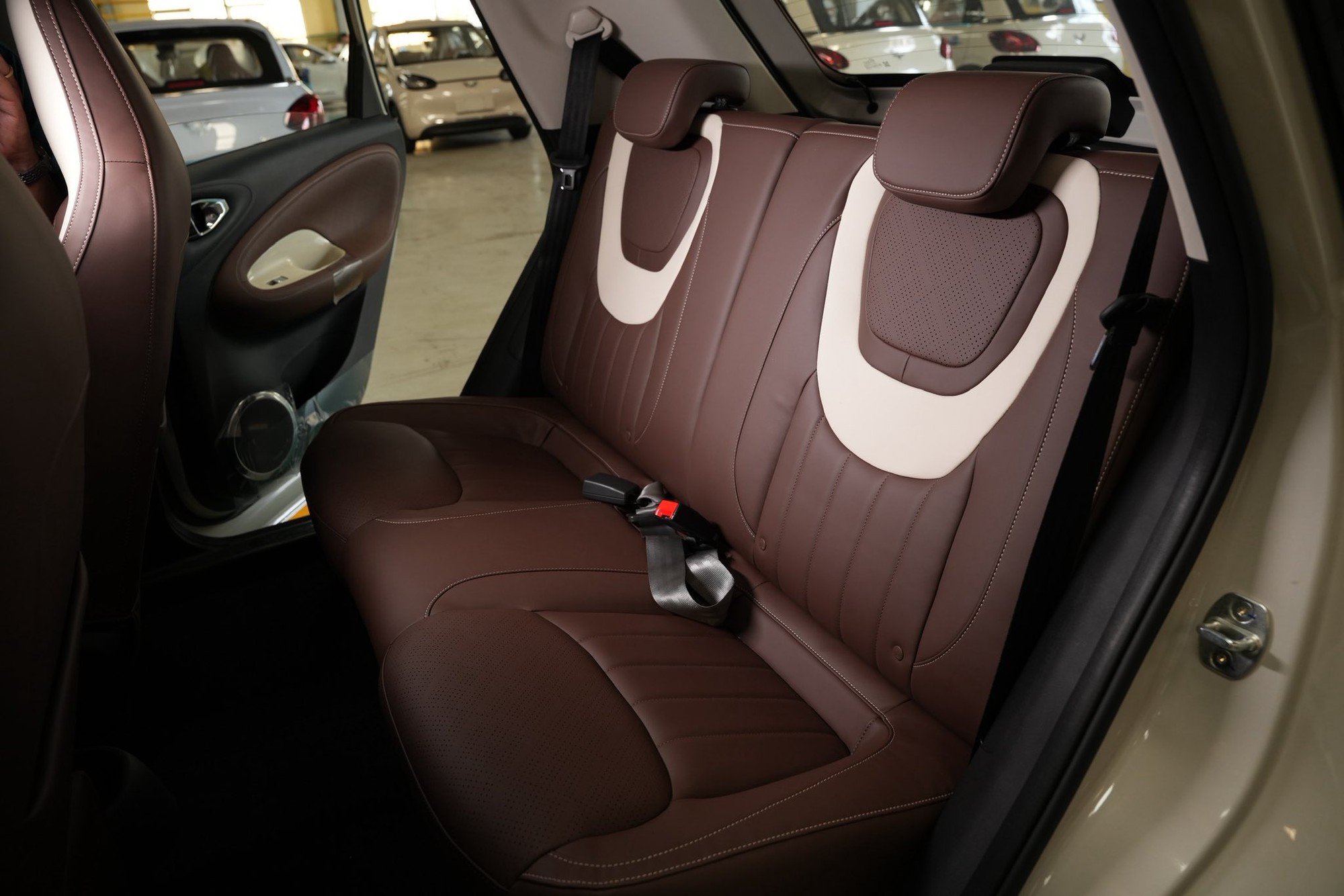 Ảnh thực tế Wuling Bingo 2026 tại Việt Nam: Gi&aacute; dự kiến từ 399 triệu đồng, cần số như Mercedes, camera 360, đổi cổng sạc từng g&acirc;y tranh c&atilde;i- Ảnh 8.