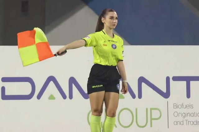 Kh&aacute;n giả đổ x&ocirc; xem giải hạng 5 chỉ v&igrave; nữ trọng t&agrave;i qu&aacute; xinh, visual như b&uacute;p b&ecirc;, body bốc lửa- Ảnh 1.