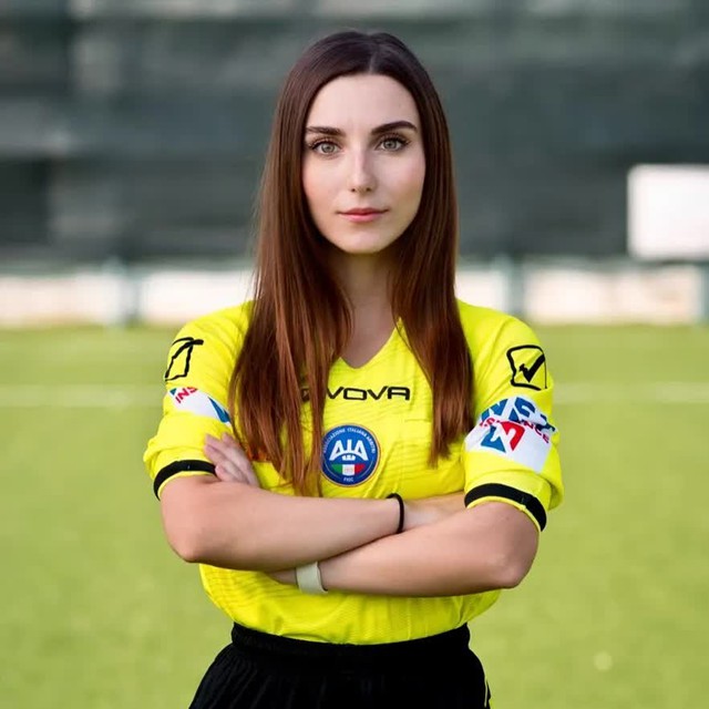 Kh&aacute;n giả đổ x&ocirc; xem giải hạng 5 chỉ v&igrave; nữ trọng t&agrave;i qu&aacute; xinh, visual như b&uacute;p b&ecirc;, body bốc lửa- Ảnh 2.