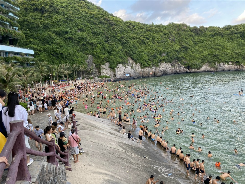 B&atilde;i biển miền Bắc du kh&aacute;ch đi m&ugrave;a đ&ocirc;ng m&agrave; phải thốt l&ecirc;n: 