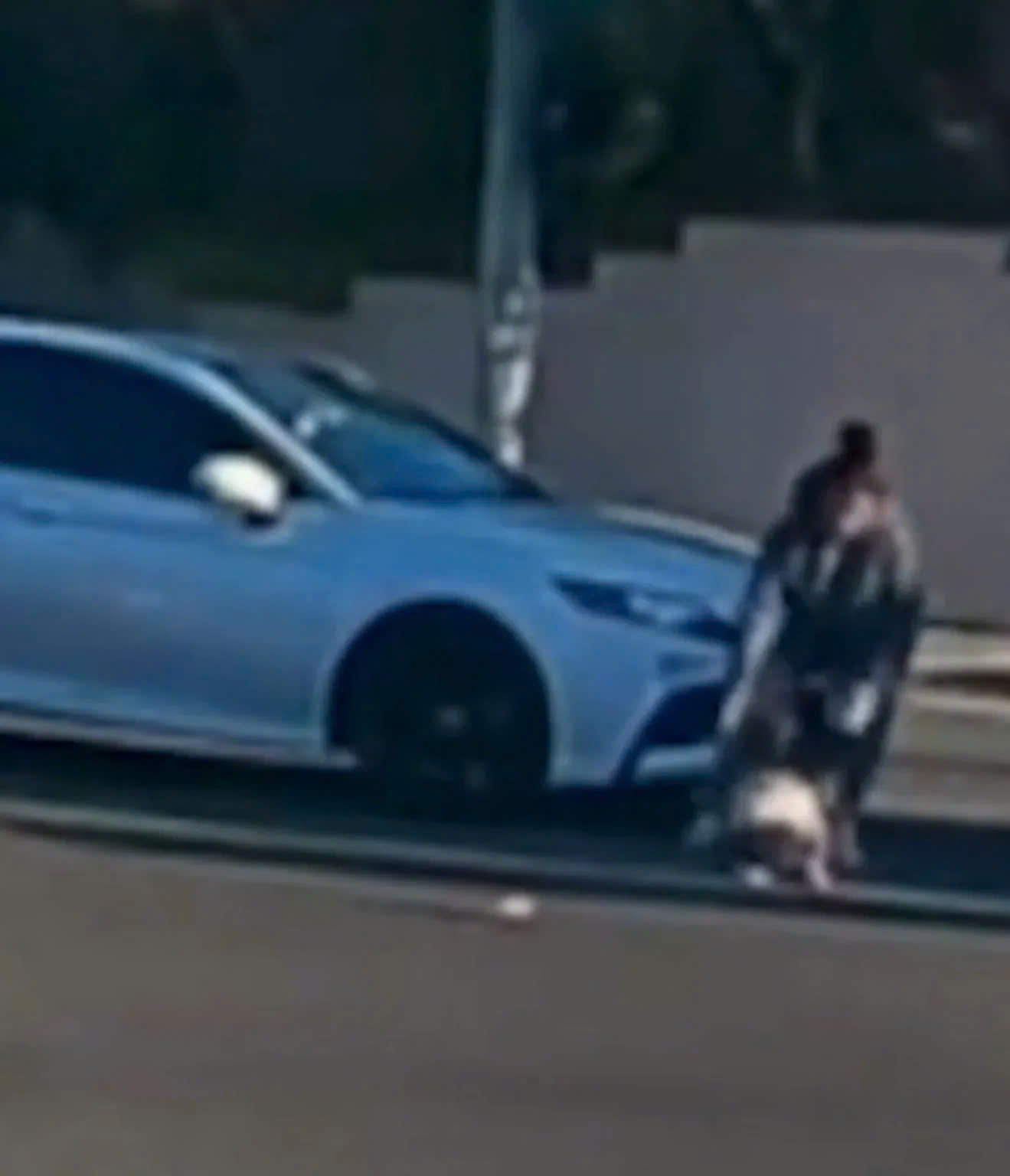 Khoảnh khắc kinh ho&agrave;ng: B&eacute; g&aacute;i 19 th&aacute;ng tuổi bị văng ra khỏi &ocirc; t&ocirc; đang chạy tr&ecirc;n đường- Ảnh 3.