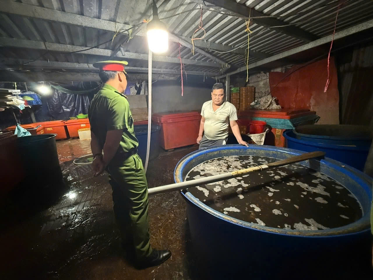 Lỡ ăn ốc bươu bị ng&acirc;m "thuỷ tinh lỏng", người ti&ecirc;u d&ugrave;ng đ&ograve;i bồi thường được kh&ocirc;ng?- Ảnh 1.