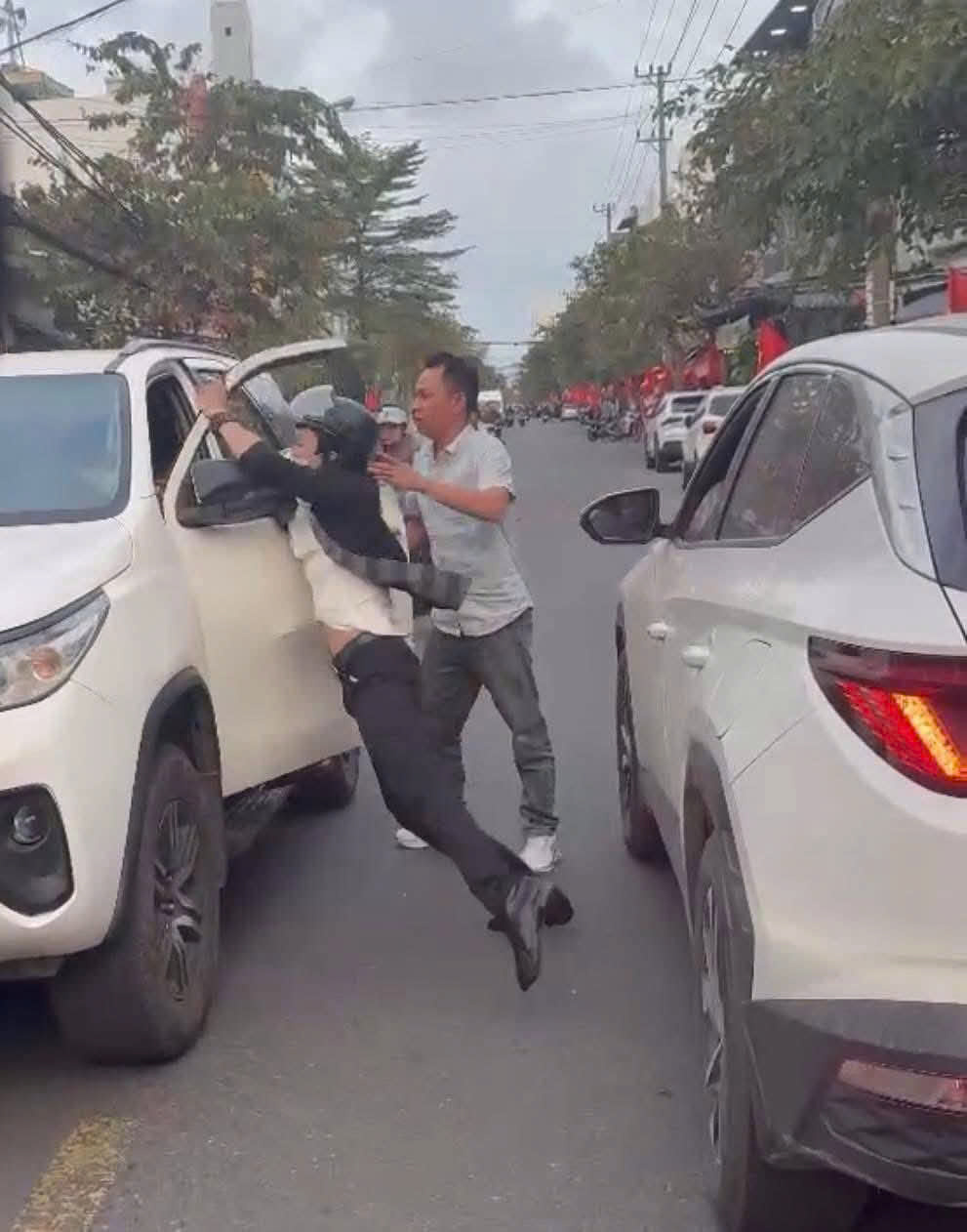 Bắt tạm giam người chặn đầu xe, đấm vào mặt tài xế lái ô tô giữa phố Đà Nẵng- Ảnh 1. Bắt tạm giam người chặn đầu xe, đấm vào mặt tài xế lái ô tô giữa phố Đà Nẵng- Ảnh 1.