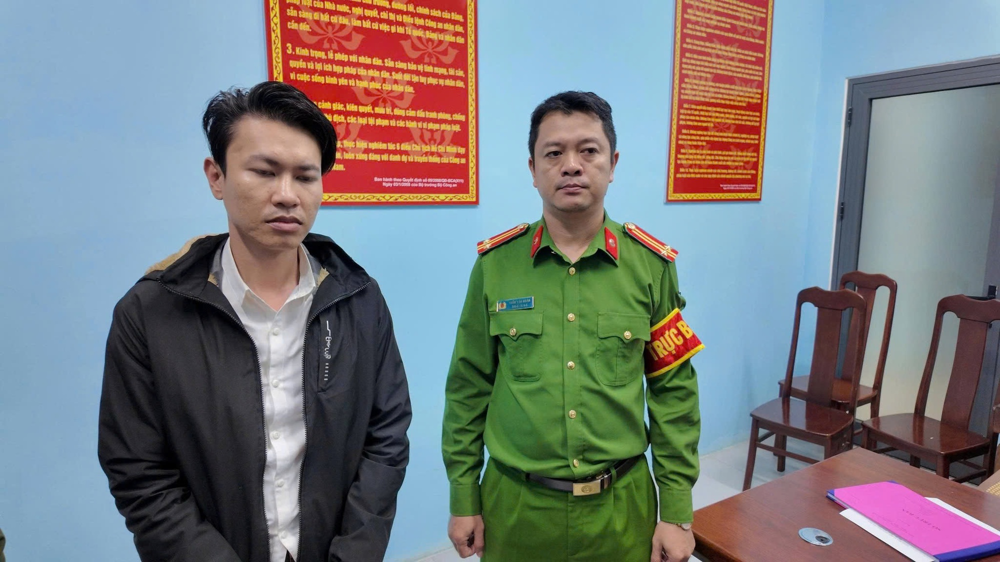 Bắt tạm giam người chặn đầu xe, đấm vào mặt tài xế lái ô tô giữa phố Đà Nẵng- Ảnh 2. Bắt tạm giam người chặn đầu xe, đấm vào mặt tài xế lái ô tô giữa phố Đà Nẵng- Ảnh 2.