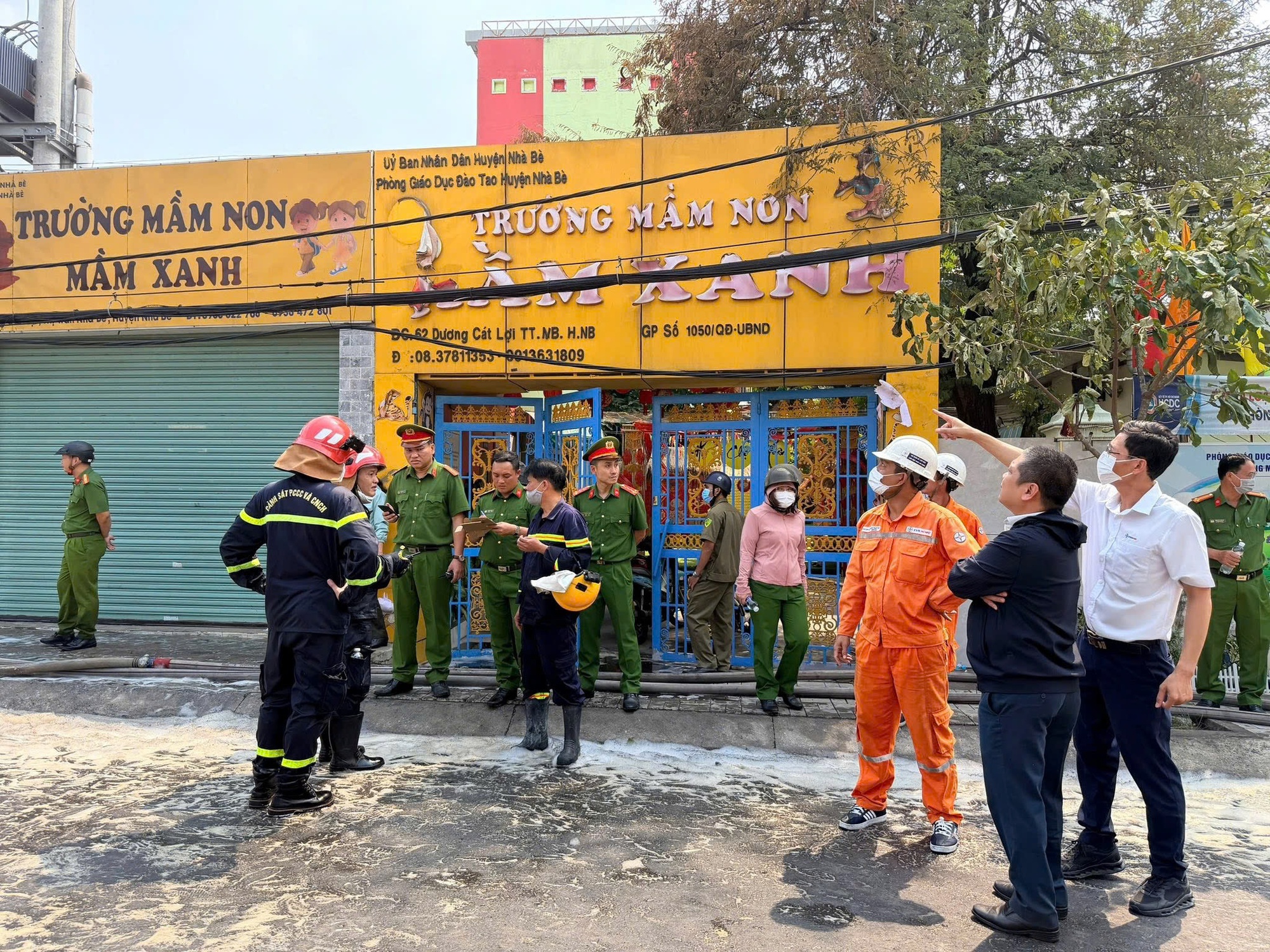 CLIP: Di tản hàng chục cháu bé trong vụ cháy xe bồn ở TPHCM- Ảnh 2. CLIP: Di tản hàng chục cháu bé trong vụ cháy xe bồn ở TPHCM- Ảnh 2.