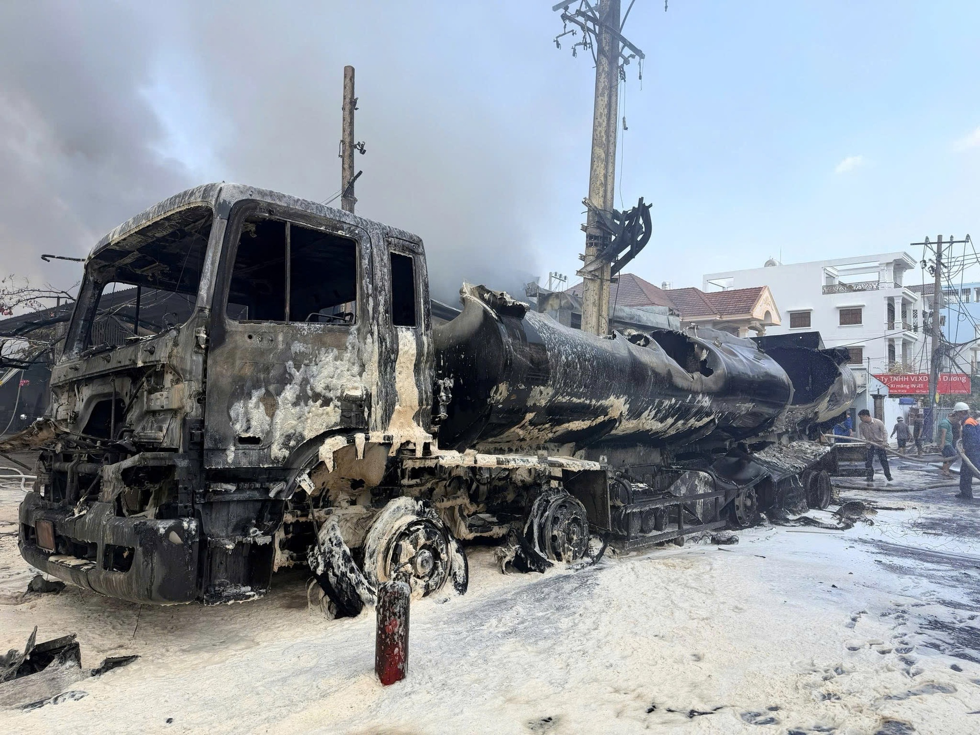 CLIP: Di tản hàng chục cháu bé trong vụ cháy xe bồn ở TPHCM- Ảnh 1. CLIP: Di tản hàng chục cháu bé trong vụ cháy xe bồn ở TPHCM- Ảnh 1.