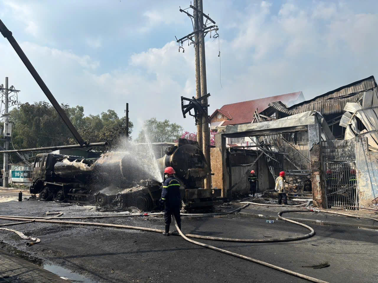 CLIP: Di tản hàng chục cháu bé trong vụ cháy xe bồn ở TPHCM- Ảnh 3. CLIP: Di tản hàng chục cháu bé trong vụ cháy xe bồn ở TPHCM- Ảnh 3.