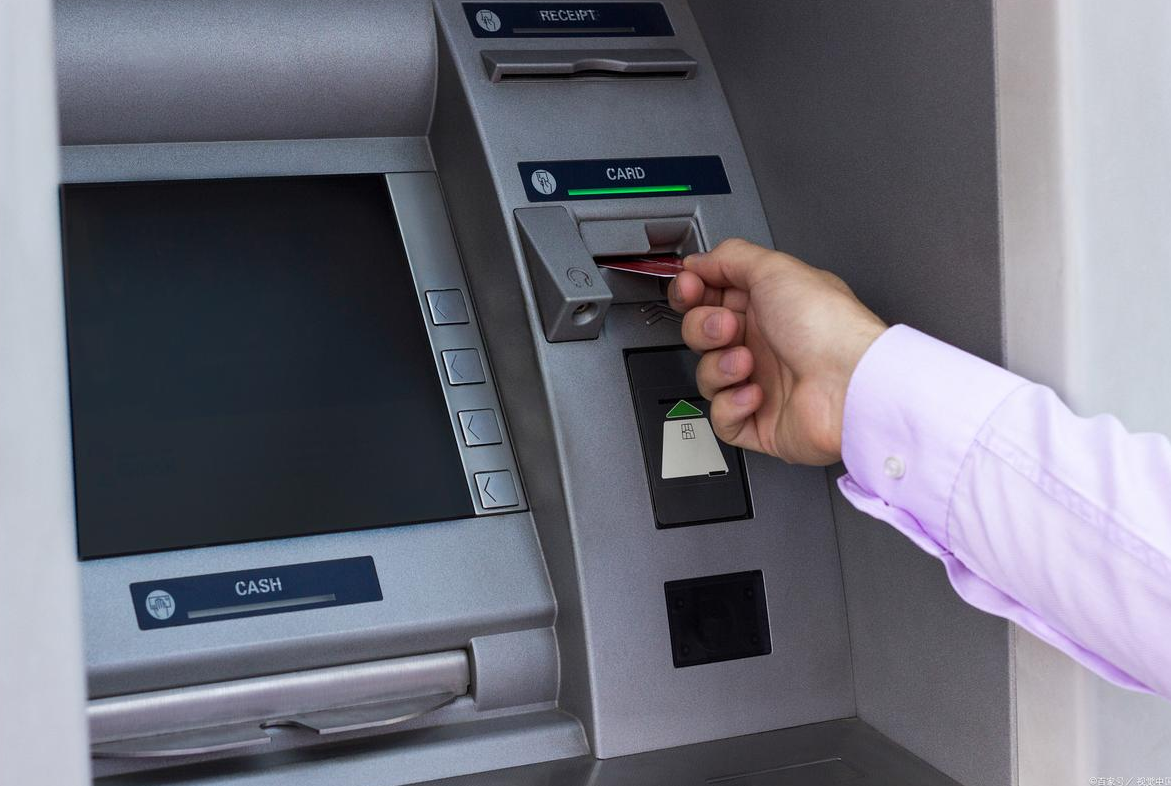 Ph&aacute;t hiện hơn 38 triệu đồng tiền mặt nằm chơ vơ ở khay tiền của c&acirc;y ATM: C&ocirc;ng an kiểm tra camera an ninh nhận ra điều kỳ lạ- Ảnh 2.