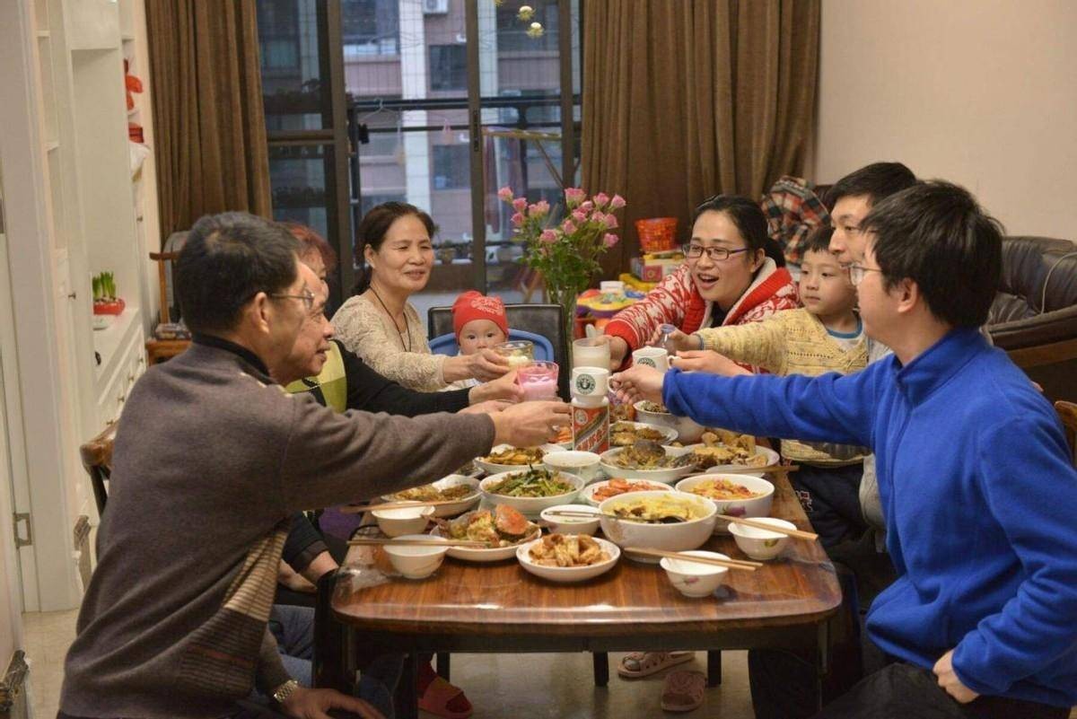 Chỉ người EQ thấp mới hỏi những câu này: 9 câu nói khiến không khí ngày Tết tụt mood tức thì- Ảnh 2. Chỉ người EQ thấp mới hỏi những câu này: 9 câu nói khiến không khí ngày Tết tụt mood tức thì- Ảnh 2.