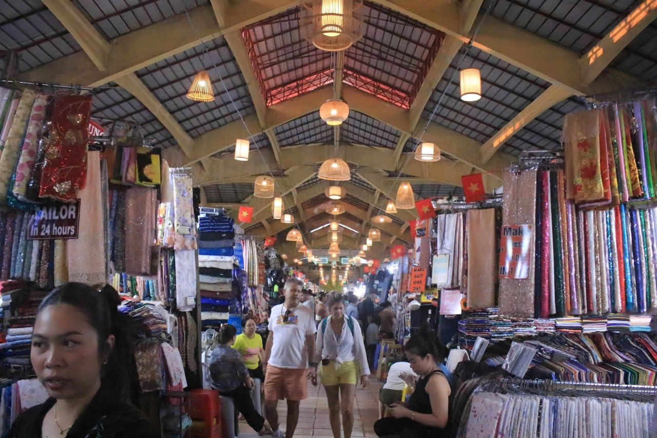 Chợ Bến Th&agrave;nh kh&aacute;c lạ với 's&oacute;ng nước bập bềnh'- Ảnh 7.