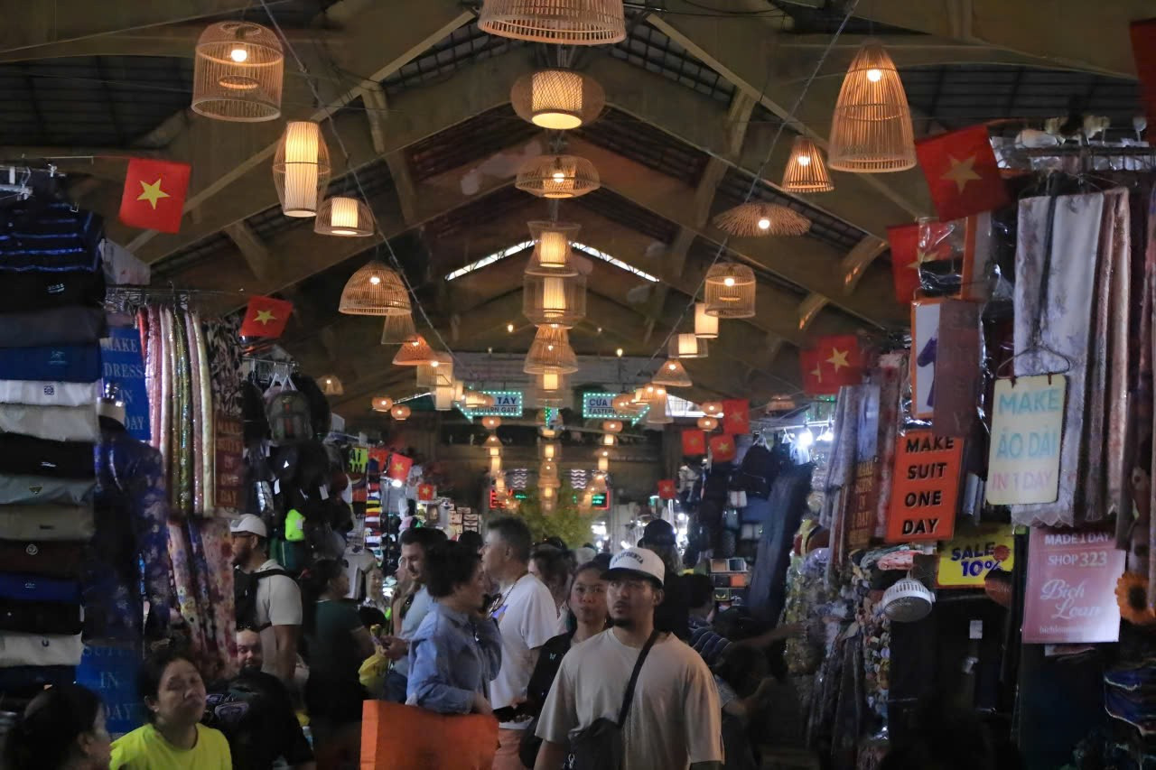 Chợ Bến Th&agrave;nh kh&aacute;c lạ với 's&oacute;ng nước bập bềnh'- Ảnh 8.