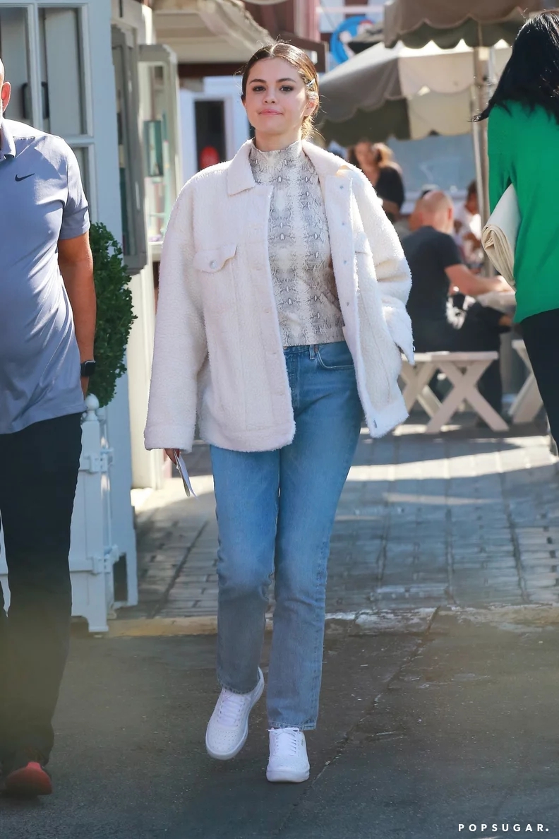 Mặc quần jeans là phải khéo như Selena Gomez với 4 công thức đơn giản mà tôn dáng, đẹp xuất sắc- Ảnh 4. Mặc quần jeans là phải khéo như Selena Gomez với 4 công thức đơn giản mà tôn dáng, đẹp xuất sắc- Ảnh 4.